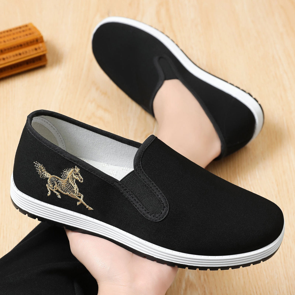 Damskie sneakersy płócienne pokazane z góry z widocznym haftem