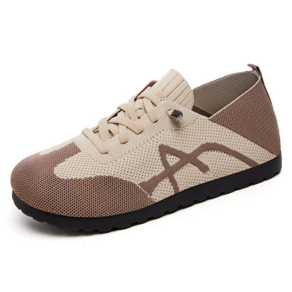 Widok z góry na damskie sneakersy wsuwane