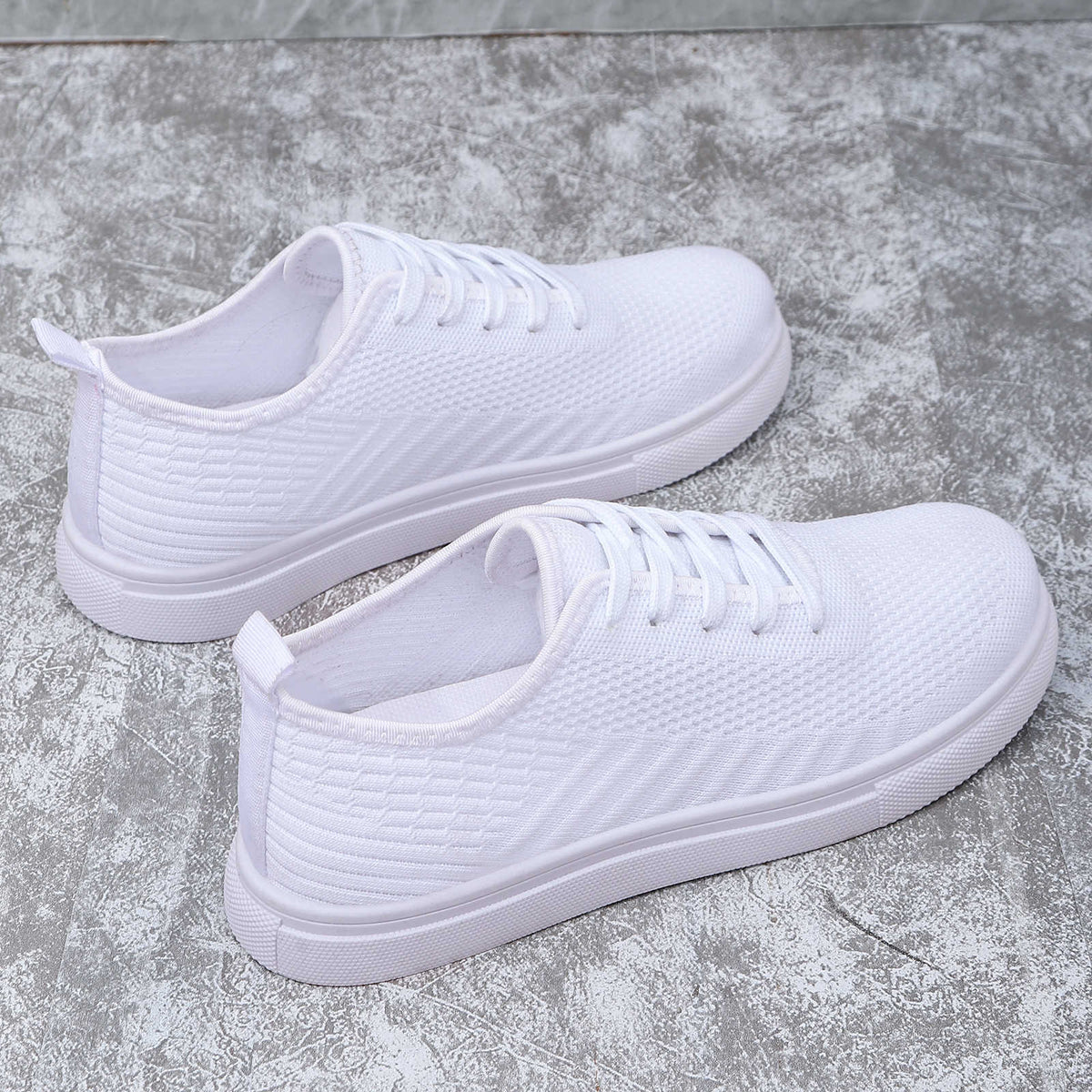Zbliżenie na oddychającą dzianinową cholewkę damskich sneakersów