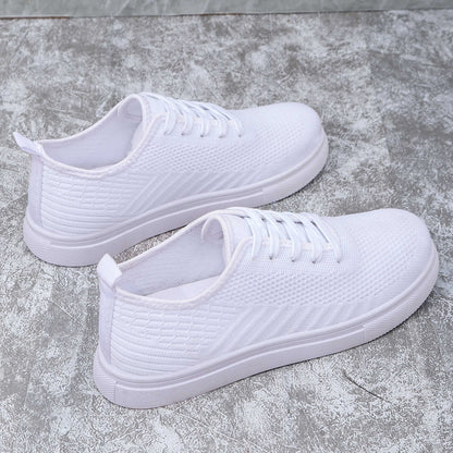 Zbliżenie na oddychającą dzianinową cholewkę damskich sneakersów