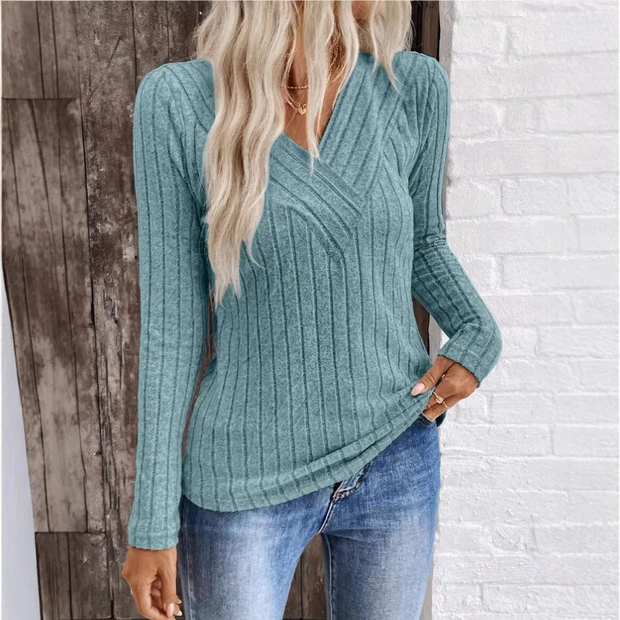 Damski sweter w paski z teksturowanej dzianiny na jasnym tle