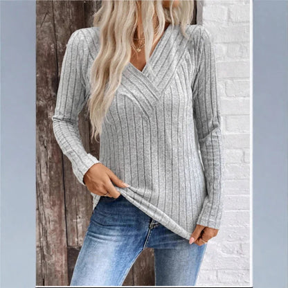 Damski sweter w paski stylizowany w casualowej codziennej garderobie