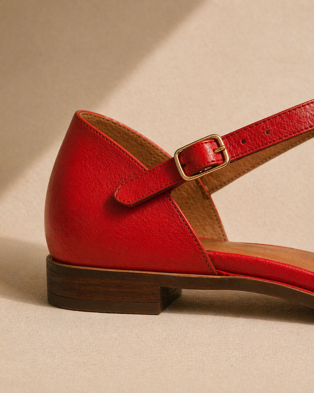 Damskie sandały z odkrytymi palcami detal regulowanego zapięcia