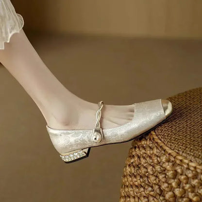 Eleganckie czółenka damskie na średnim obcasie na jasnym tle