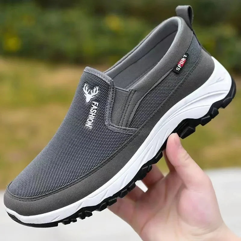 Męskie sportowe buty wsuwane z siateczki w ujęciu z boku