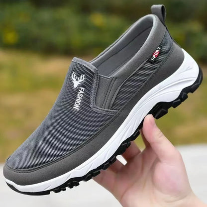 Męskie sportowe buty wsuwane z siateczki w ujęciu z boku