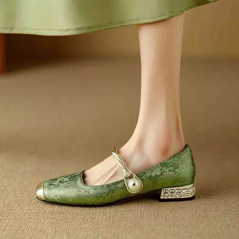Eleganckie buty damskie na obcasie ujęte z boku