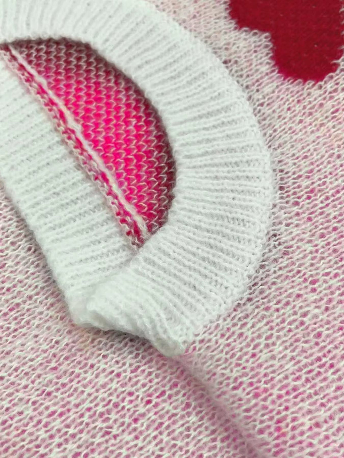 Elegancki damski sweter z motywem serc do codziennych stylizacji