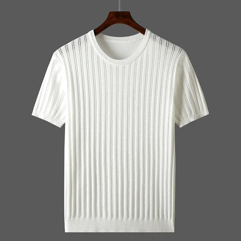 Zbliżenie na okrągły dekolt i prążkowaną dzianinę męskiego t-shirtu