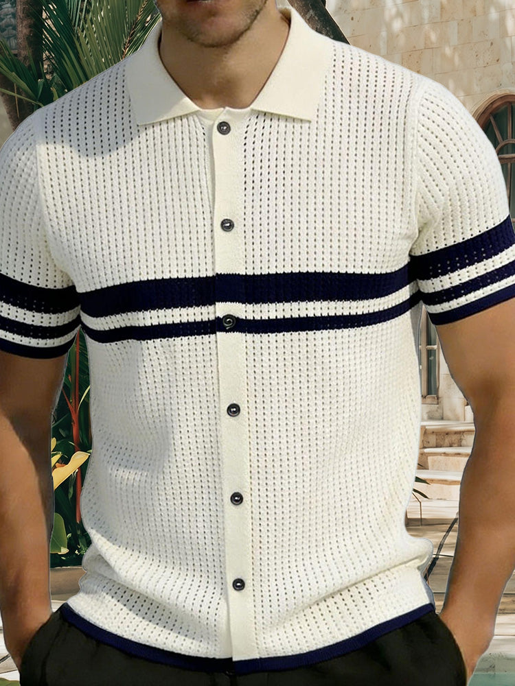 Model prezentujący męską koszulkę polo w paski w stylu resort