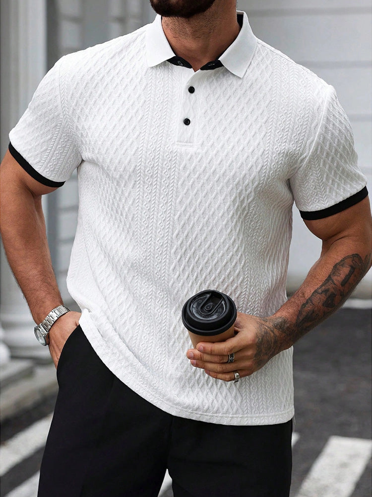 Model prezentujący męską koszulkę polo żakardową w stylizacji casual