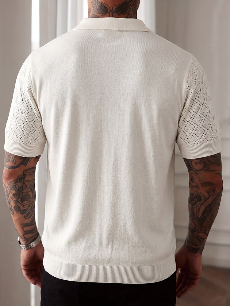 Męska polo w stylu smart casual prezentowana z profilu