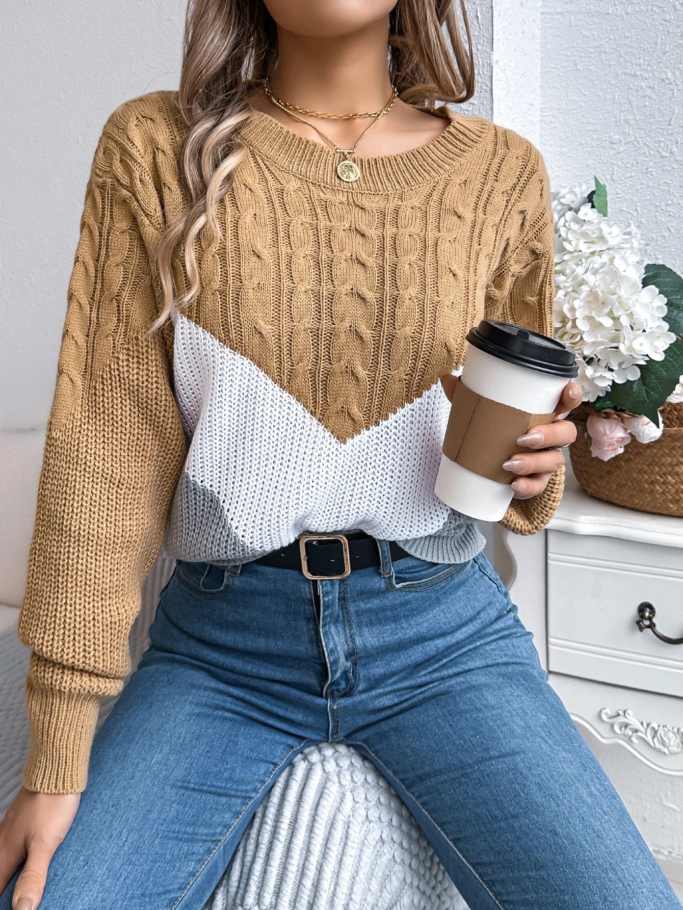 Sweter damski pokazany z tyłu