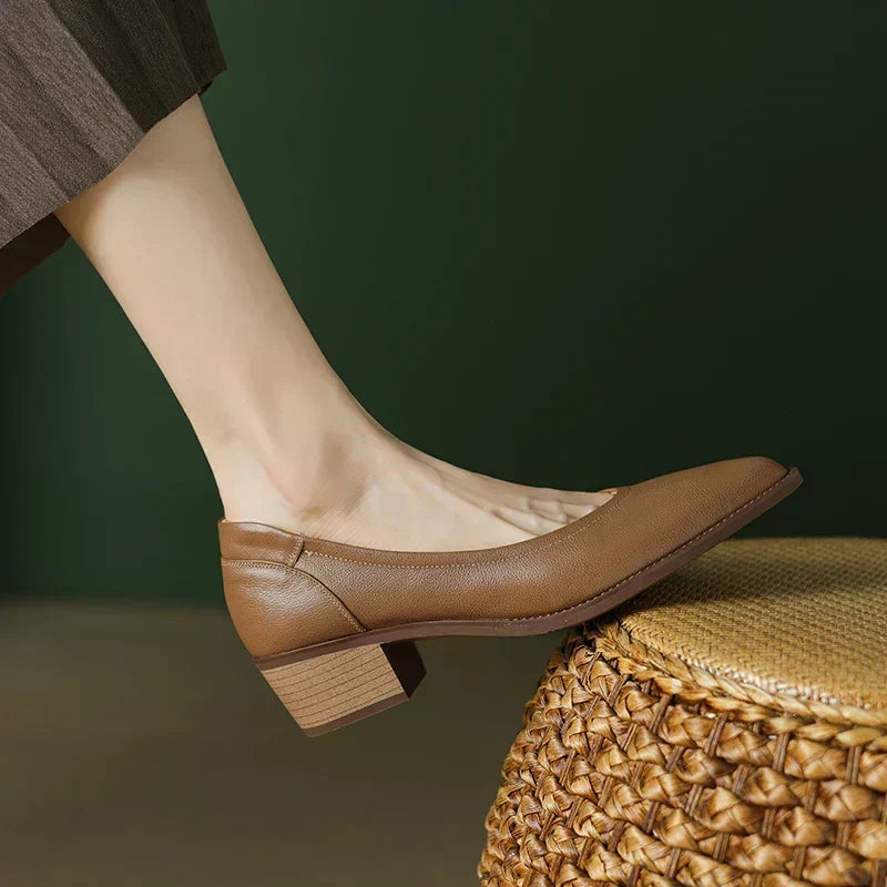 Buty damskie na średnim obcasie do pracy
