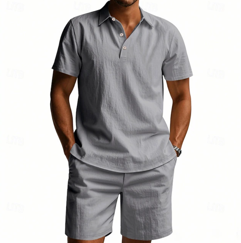 Model prezentuje męski komplet polo i szorty w casualowej stylizacji