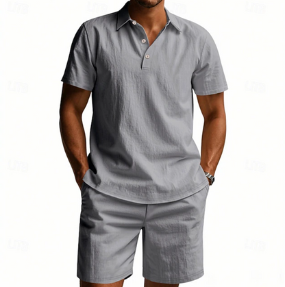 Model prezentuje męski komplet polo i szorty w casualowej stylizacji