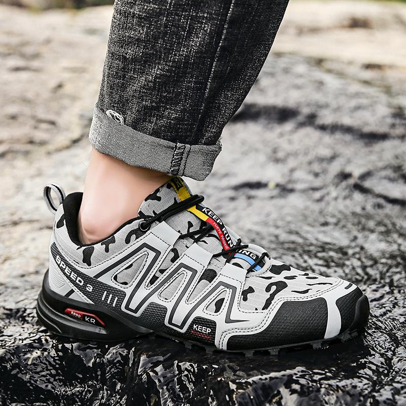 Męskie buty trekkingowe z profilu na białym tle
