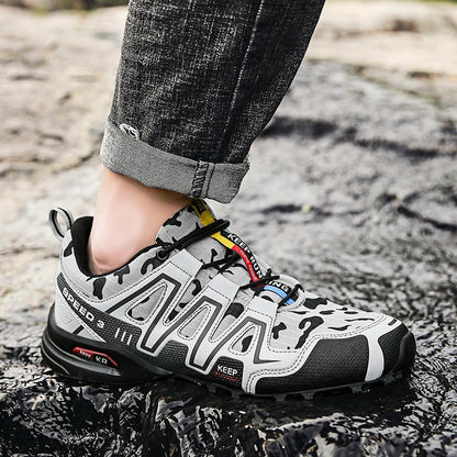 Męskie buty trekkingowe z profilu na białym tle