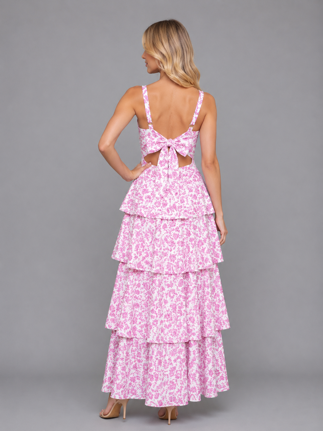 Damska sukienka maxi w kwiaty w eleganckiej stylizacji na okazje