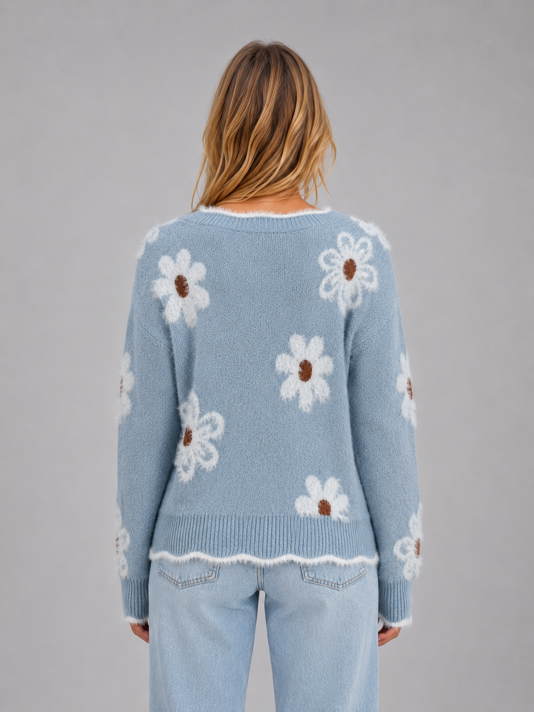 Damski sweter w kwiaty z dekoltem V zbliżenie na wzór