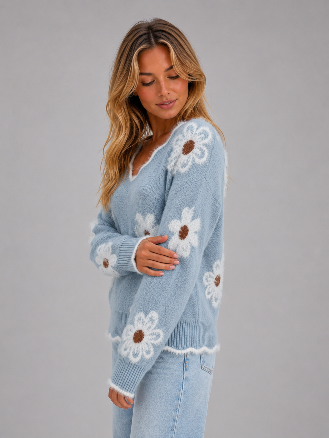 Damski sweter w kwiaty z dekoltem V na modelce