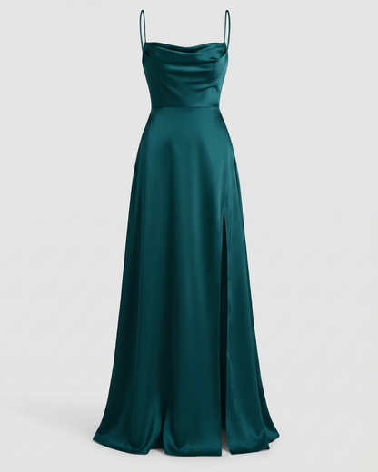 Boczny widok eleganckiej damskiej sukienki maxi