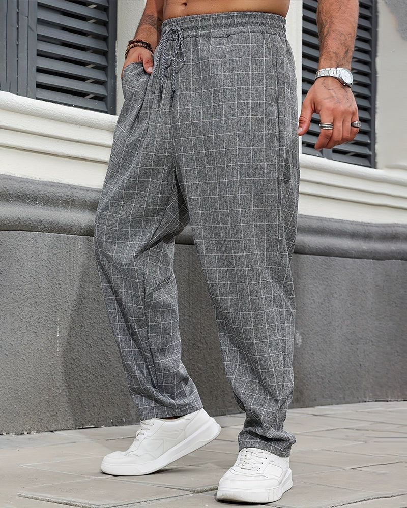Model prezentujący męskie spodnie w kratę w stylizacji casual