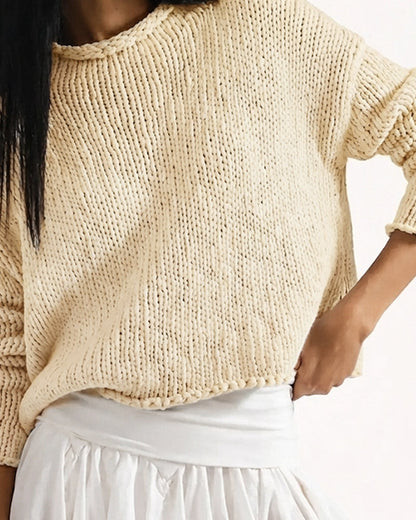 Gładki krótki sweter damski do stylizacji casualowych