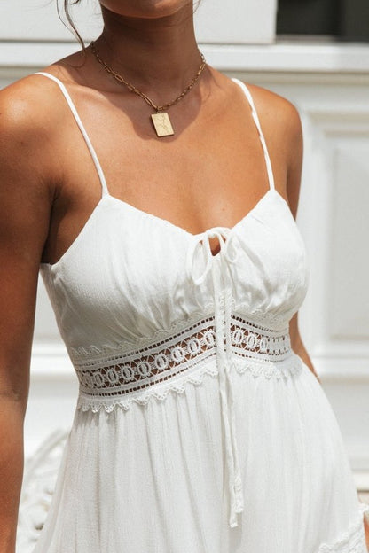 Detal koronki w damskiej sukience maxi w stylu boho