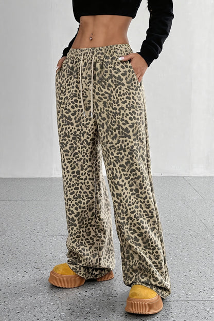 Detal wzoru panterki na damskich spodniach wide leg