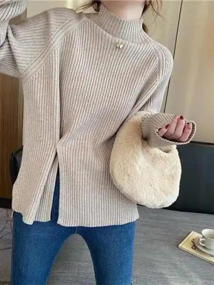 Damski sweter z dzianiny z golfem, rozcięciem i detalem guzików