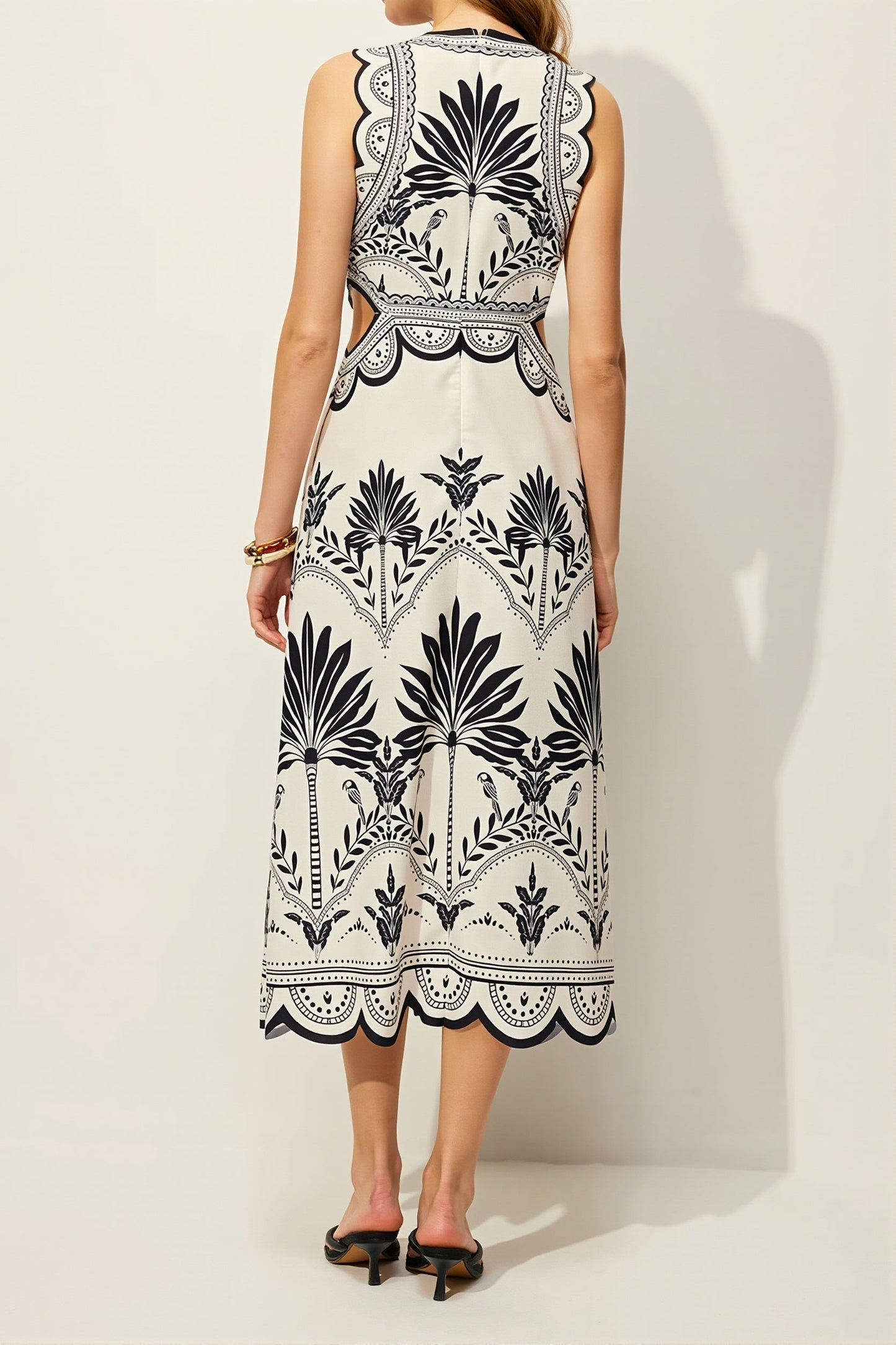Sukienka maxi w kwiaty z lekkiego materiału w stylizacji letniej