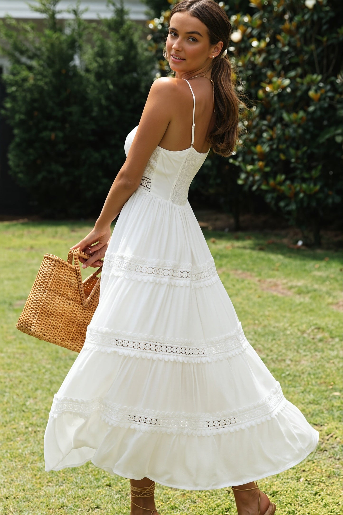 Elegancka letnia sukienka maxi z koronką w stylu boho