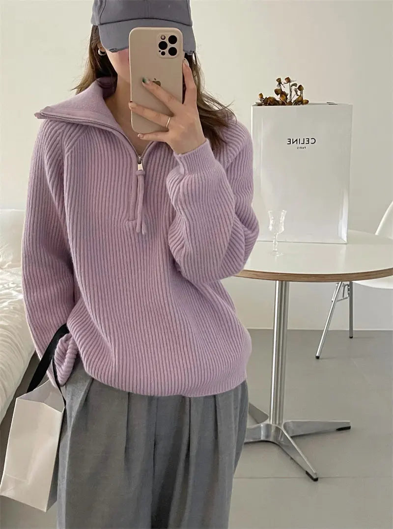 Sportowy damski sweter polo prezentowany z przodu