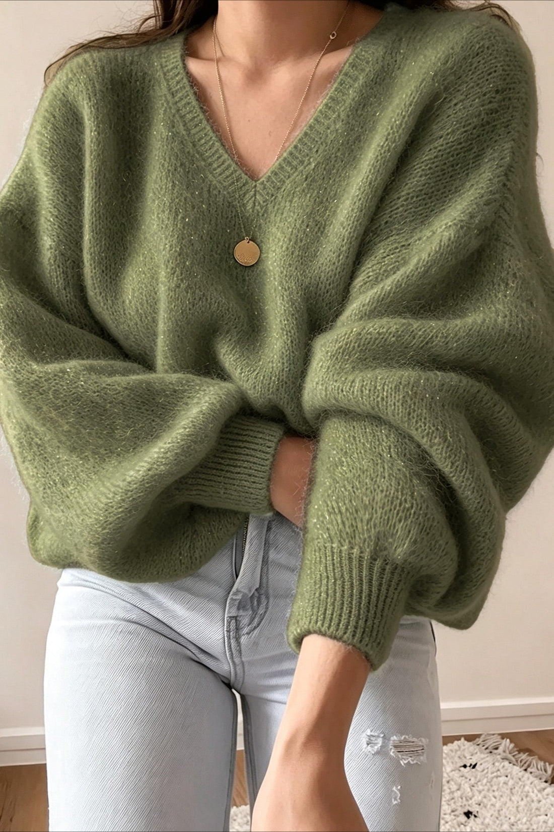 Oliwkowy damski sweter dzianinowy oversize z dekoltem V