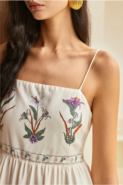 Tył damskiej sukienki maxi bandeau w kwiaty w stylu boho