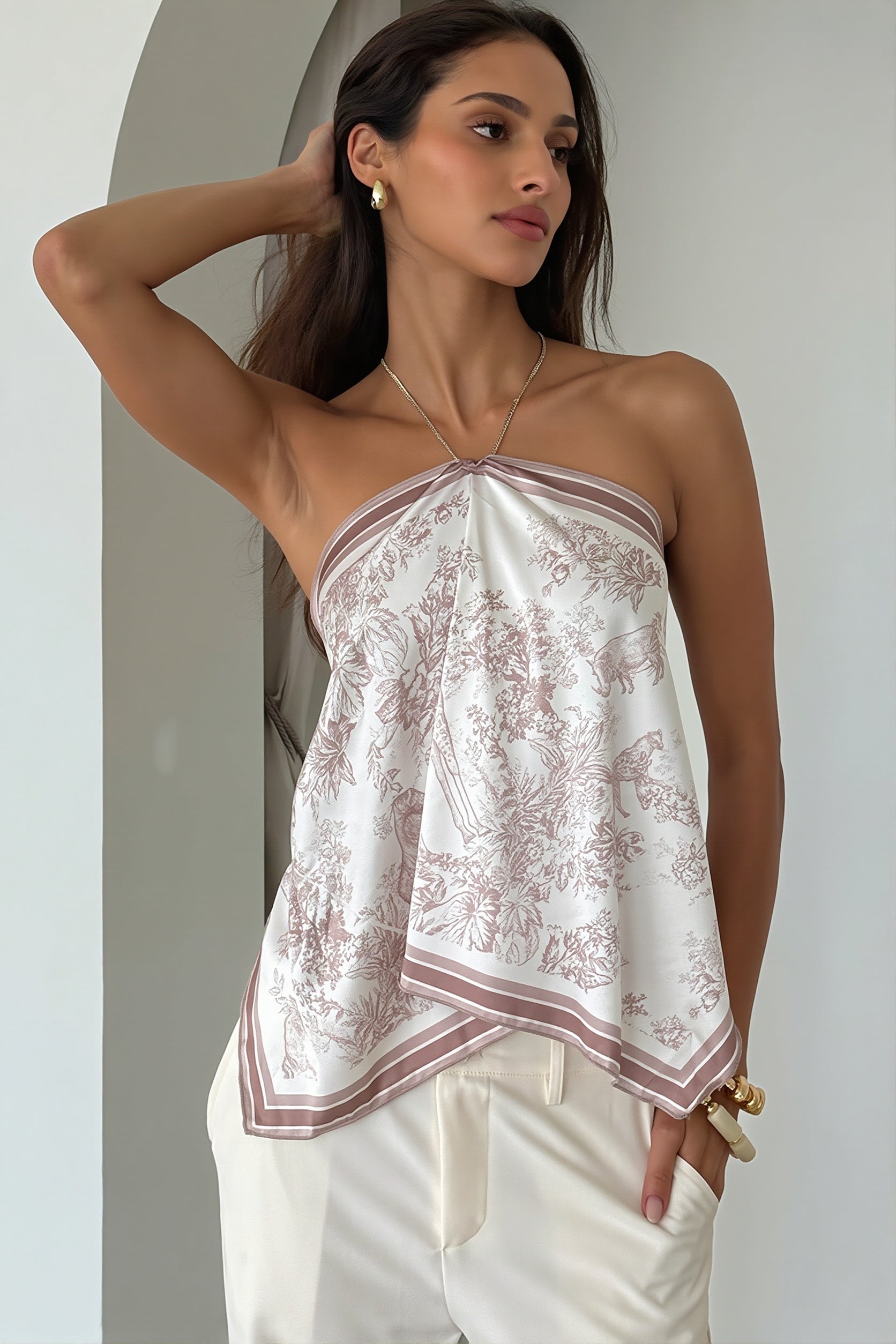 Damski top halter w kwiaty z wiązaniem na plecach, widok z przodu