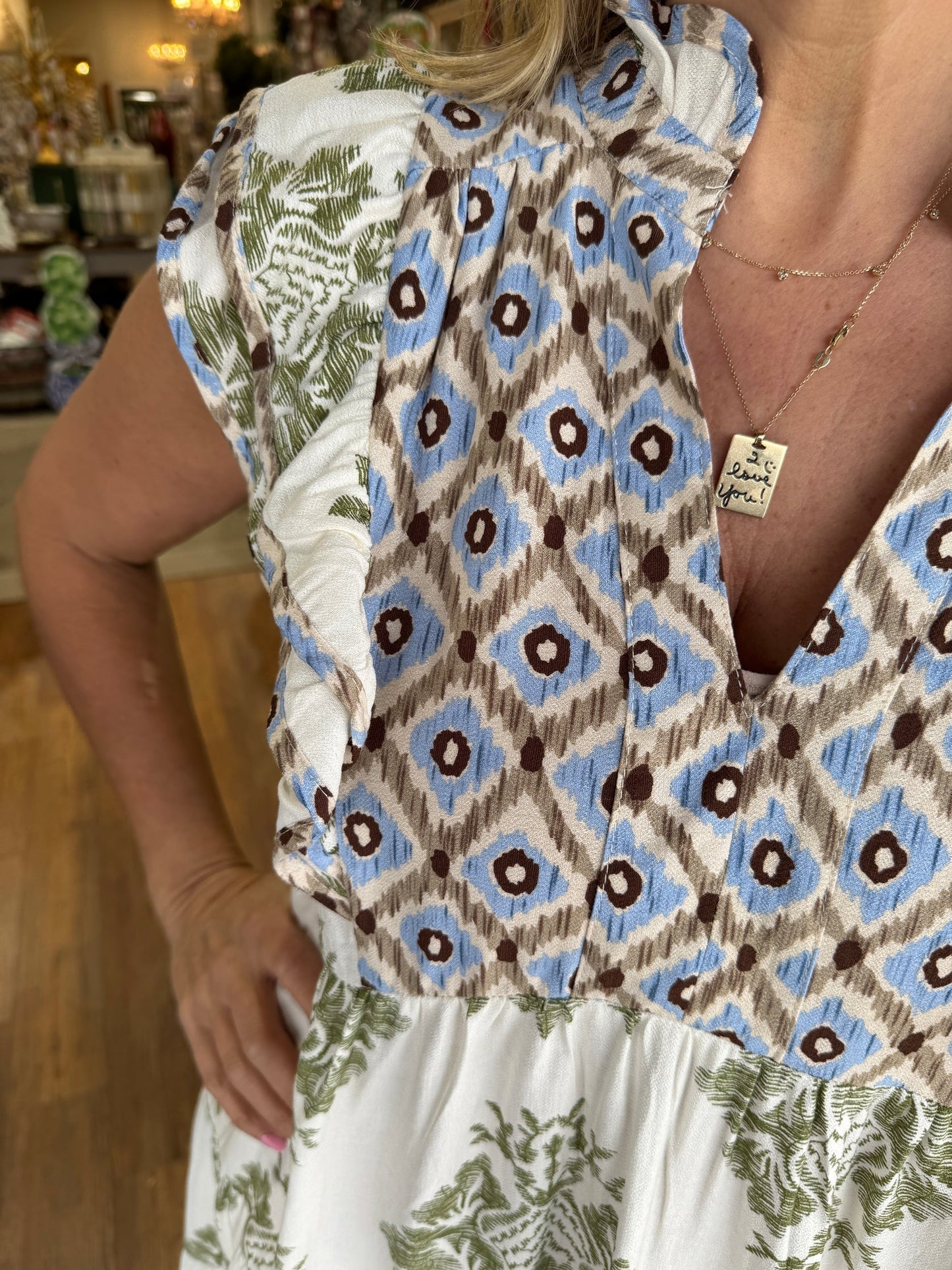 Sukienka maxi z falbankami na rękawach w kwiatowy wzór