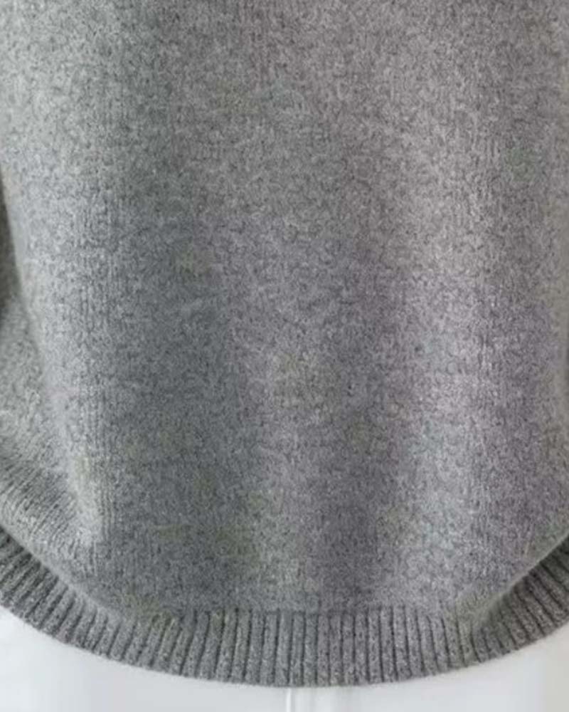 Sweter damski o prostym fasonie z długimi rękawami