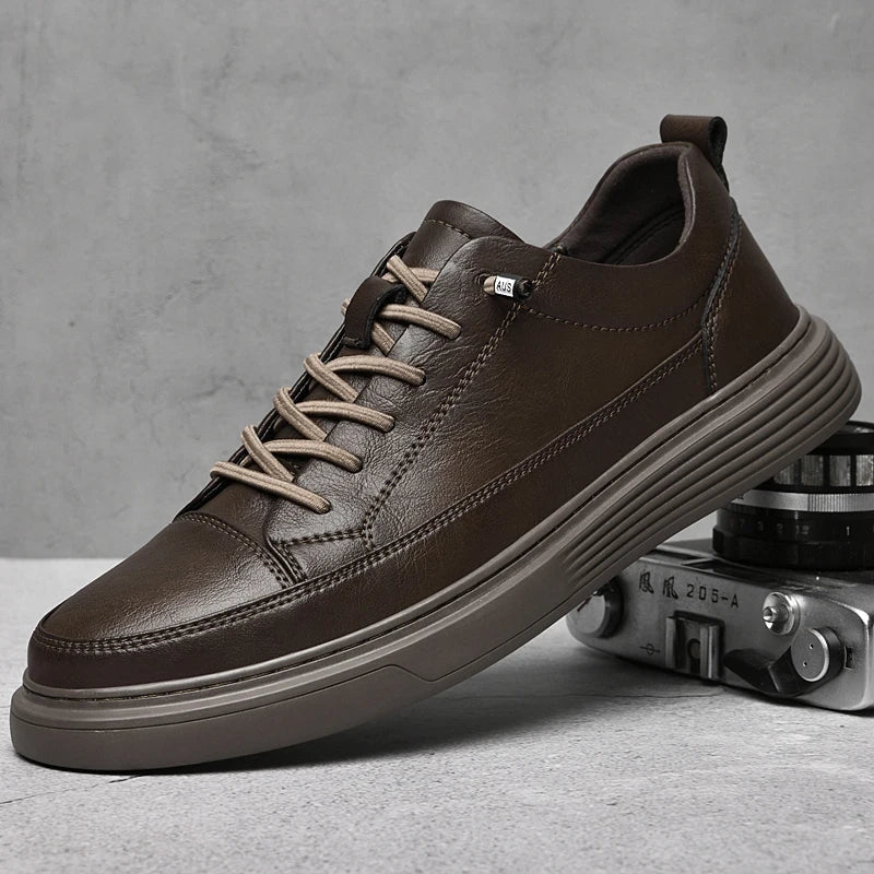 Męskie białe skórzane sneakersy niskie na jasnym tle