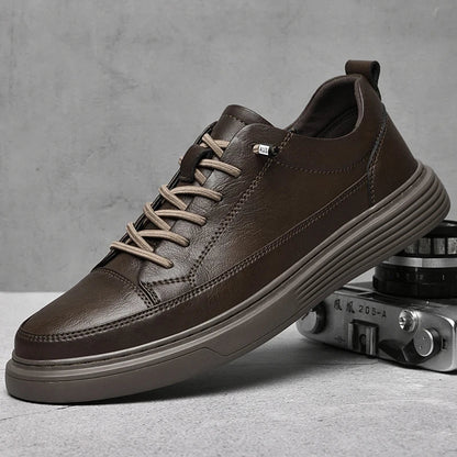 Męskie białe skórzane sneakersy niskie na jasnym tle
