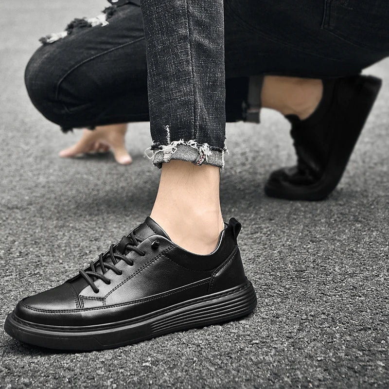 Detal białych skórzanych sneakersów męskich ze sznurowaniem