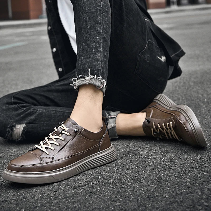Podeszwa męskich białych skórzanych sneakersów