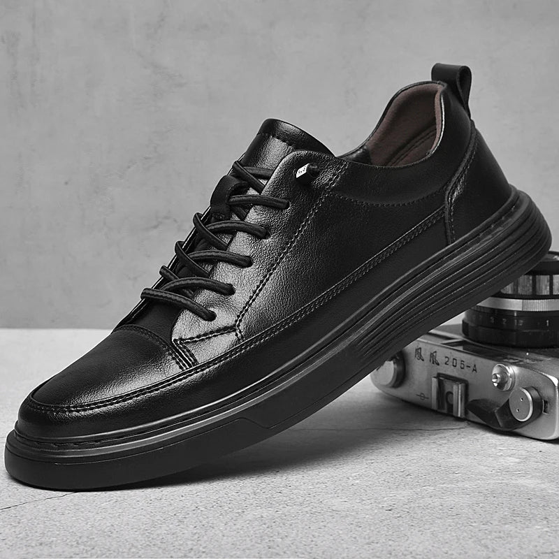 Para męskich białych skórzanych sneakersów niskich