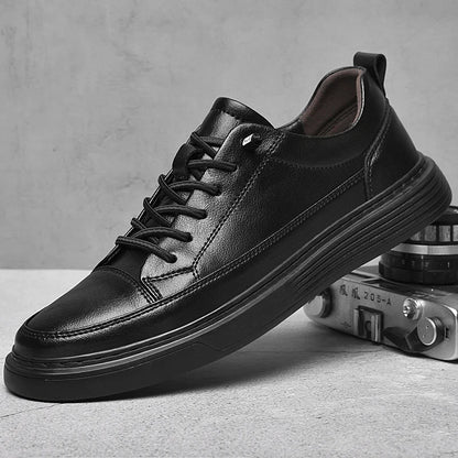Para męskich białych skórzanych sneakersów niskich