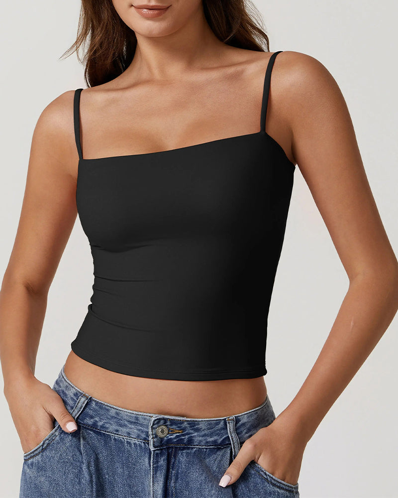Damski top na ramiączkach na modelce w stylizacji casual