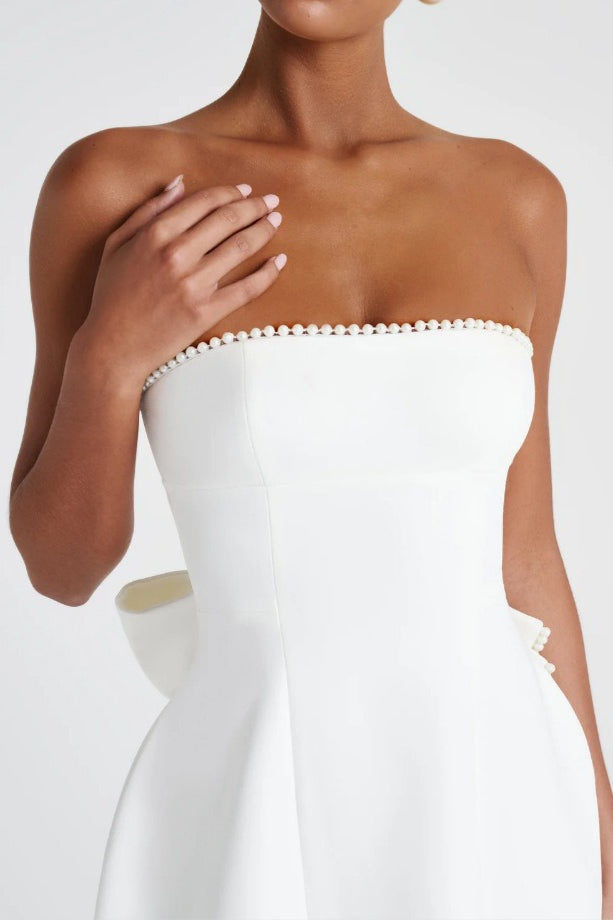 Detal kokardy z tyłu w damskiej sukience mini bandeau