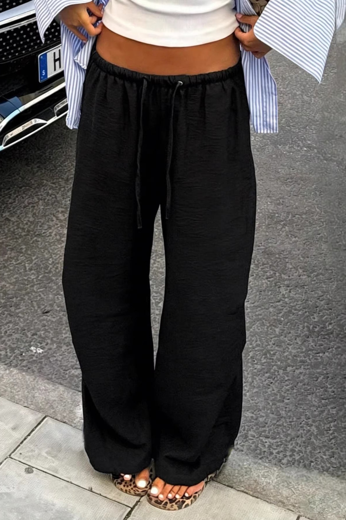 Damskie lekkie spodnie wide leg, zbliżenie materiału