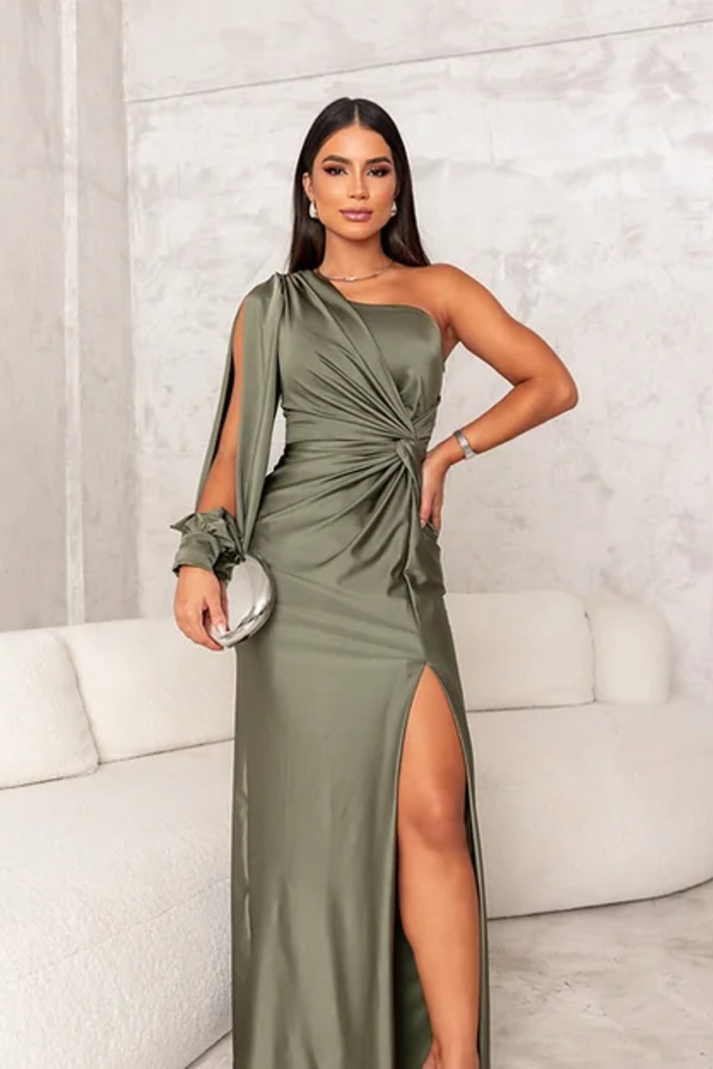 Florencja – Satynowa sukienka z odkrytym ramieniem, elegancka i wyrafinowana