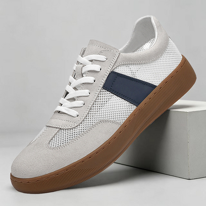 Kobaltowe sneakersy z siateczki i zamszu, widok z boku